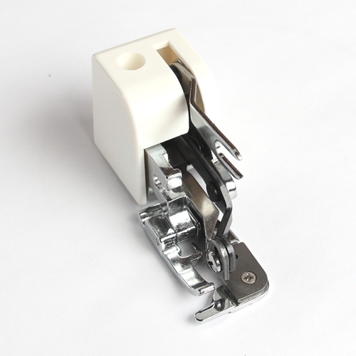 Overlock-N�hfu� mit integrierter Schneidevorrichtung passend f�r viele N�hmaschinen